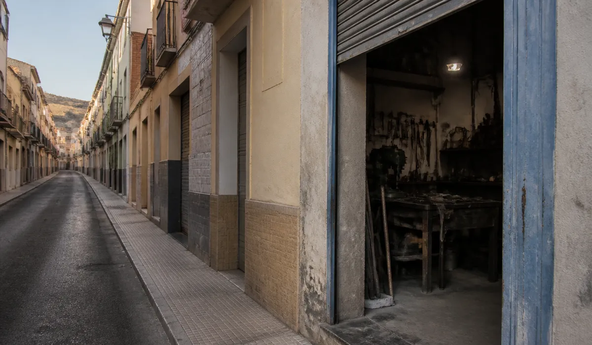 Calle residencial de Molina de Segura con acceso de taller de fontanería, sin rotulación comercial